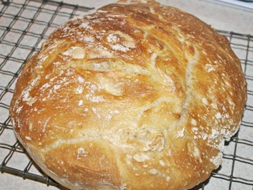 https://www.farmersgirlkitchen.co.uk/wp-content/uploads/2010/02/Bread-on-cooling-tray-1-500x375.jpg