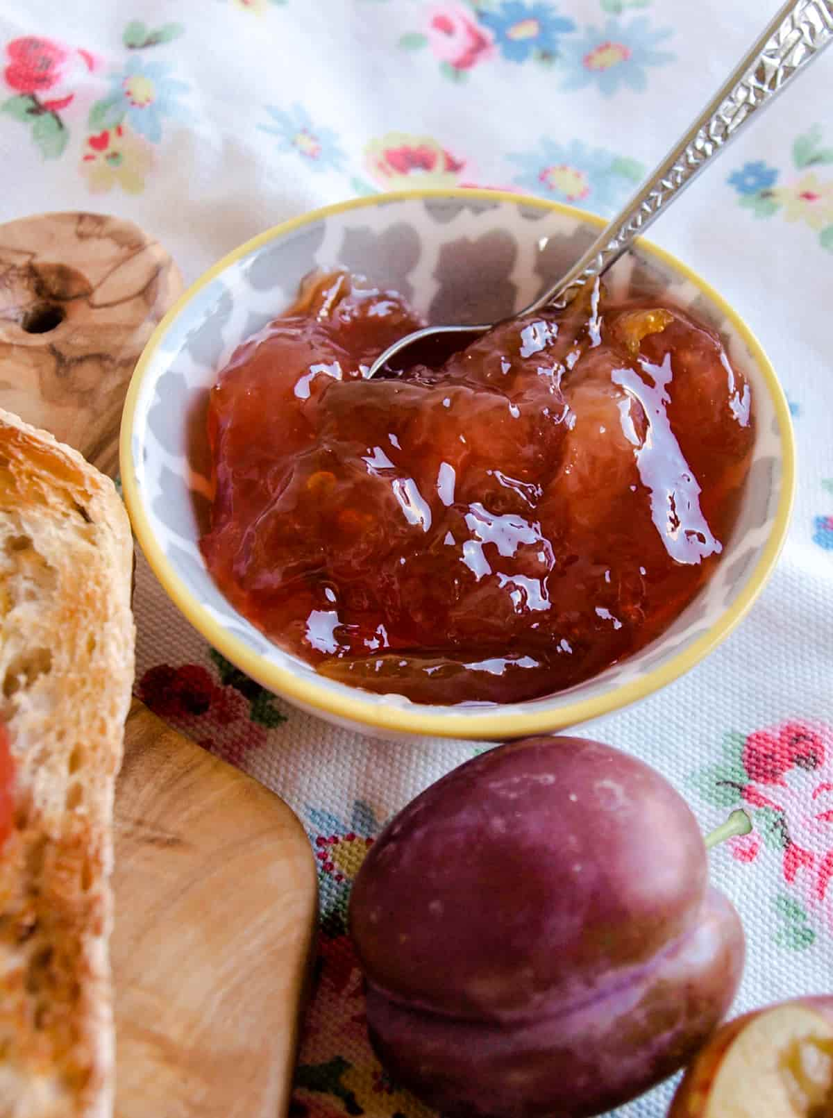 how-to-make-easy-plum-jam-farmersgirl-kitchen